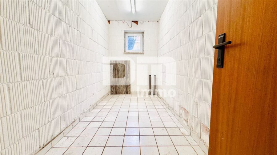 Schöne Dachgeschosswohnung mit umfangreicher Ausstattung, zwei Balkonen und Stellplatz - Kellerraum Sondernutzung